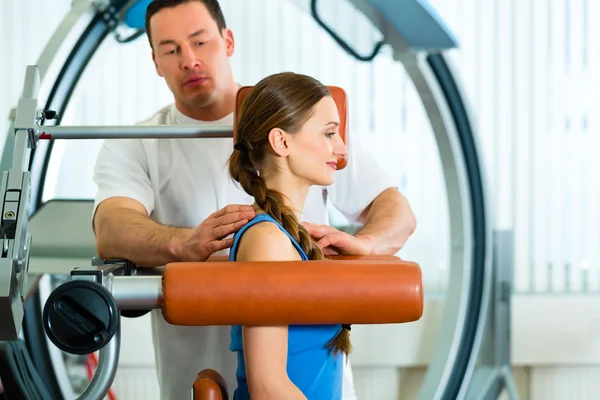 Paciente en fisioterapia haciendo fisioterapia — Foto de Stock