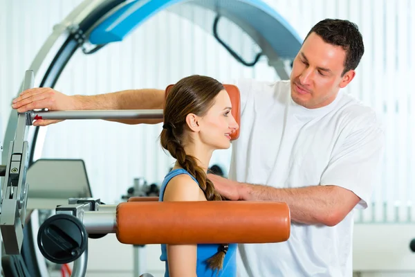 Patient at the physiotherapy doing physical therapy — Stock Photo, Image