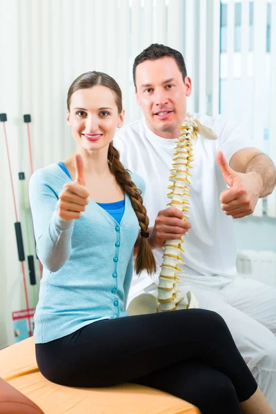 Patiënt op de fysieke therapie fysiotherapie — Stockfoto