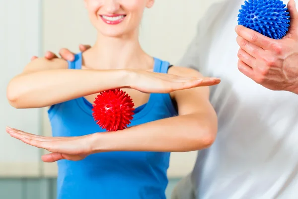 Paciente da fisioterapia fazendo fisioterapia — Fotografia de Stock