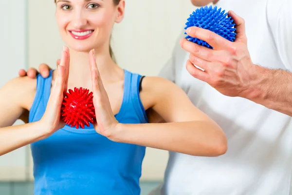 Paciente en fisioterapia haciendo fisioterapia — Foto de Stock