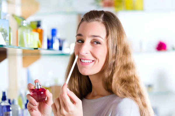 Mulher comprando perfume na loja ou loja — Fotografia de Stock