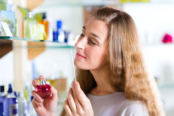 Mujer comprando perfume en tienda o tienda —  Fotos de Stock