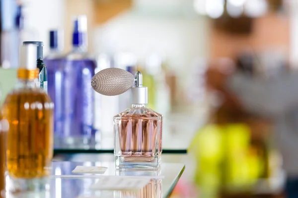 Perfumy w aptece lub sklepie — Zdjęcie stockowe