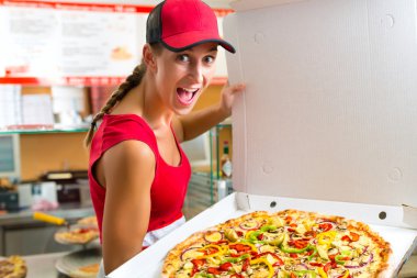 Bütün pizza elinde tutan kadın