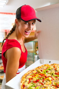 Bütün pizza elinde tutan kadın