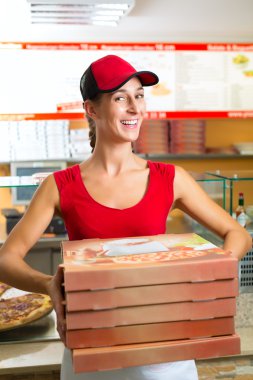 Teslimat Servisi - pizza kutuları tutan kadın