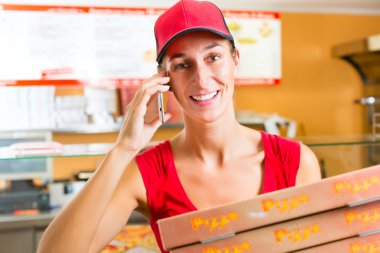 Teslimat Servisi - pizza kutuları tutan kadın