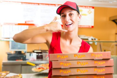 Teslimat Servisi - pizza kutuları tutan kadın