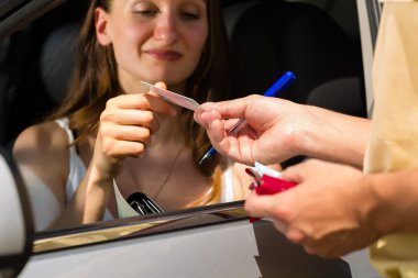 Polis - bilet almak trafik ihlali kadında