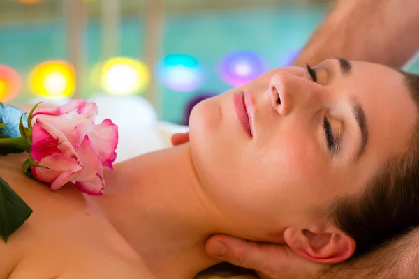 Жінка насолоджується масажем голови в спа-центрі — стокове фото