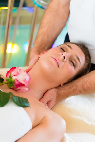 Vrouw genieten van hoofd massage in een spa — Stockfoto