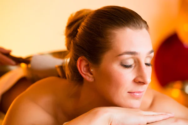 Mulher no Wellness massagem com tigelas de canto — Fotografia de Stock