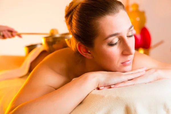 Vrouw aan Wellness massage met klankschalen — Stockfoto