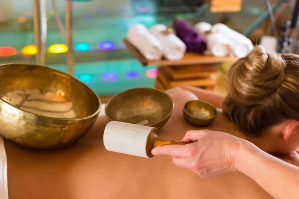 Woman at Wellness massage with singing bowls — Stock Photo, Image