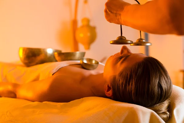 Vrouw aan Wellness massage met klankschalen — Stockfoto