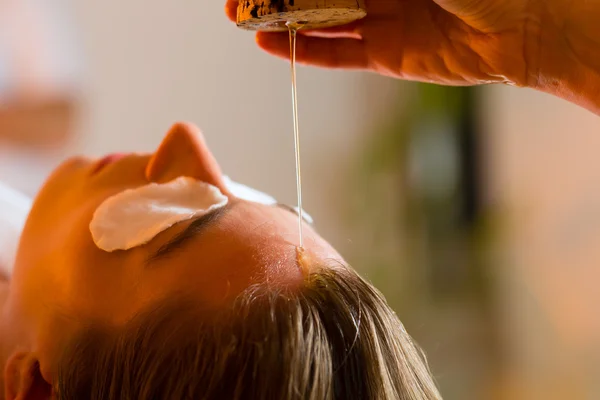 Mulher desfrutando de uma massagem de óleo Ayurveda — Fotografia de Stock