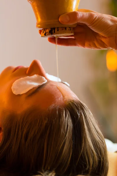 Mulher desfrutando de uma massagem de óleo Ayurveda — Fotografia de Stock