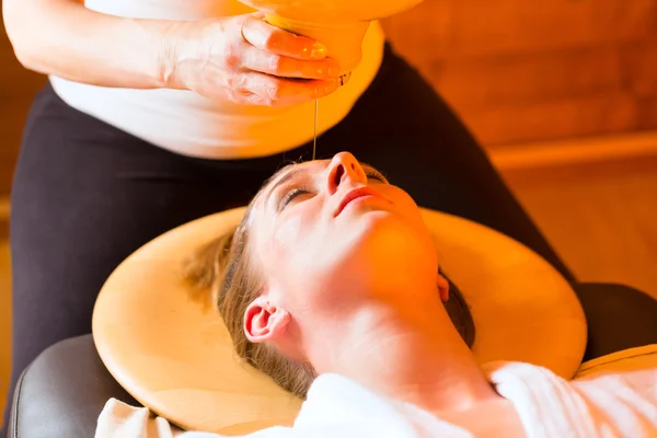 Mulher desfrutando de uma massagem de óleo Ayurveda — Fotografia de Stock