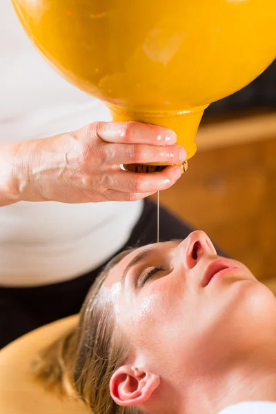 Mulher desfrutando de uma massagem de óleo Ayurveda — Fotografia de Stock