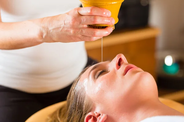 Frau genießt eine Ayurveda-Ölmassage — Stockfoto