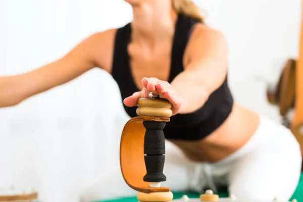 Patient at the physiotherapy making physical exercises — Stock Photo, Image