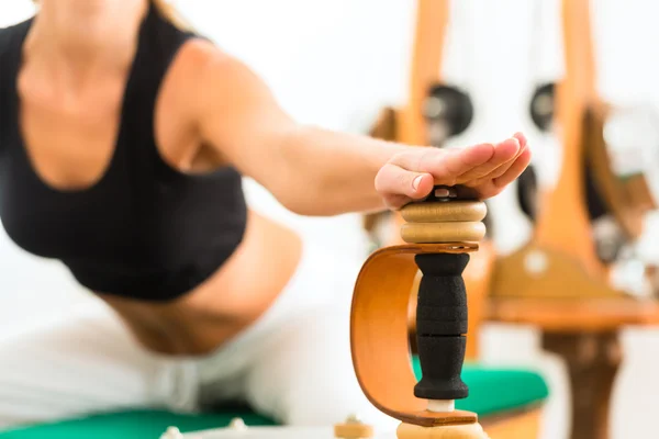 Patient at the physiotherapy making physical exercises — Stock Photo, Image