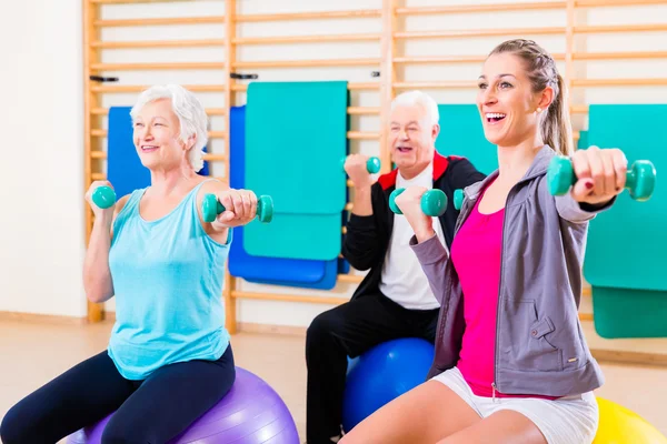 Groupe de personnes en physiothérapie — Photo