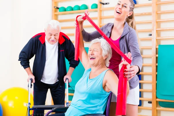 Terapia de rehabilitación física para personas mayores —  Fotos de Stock