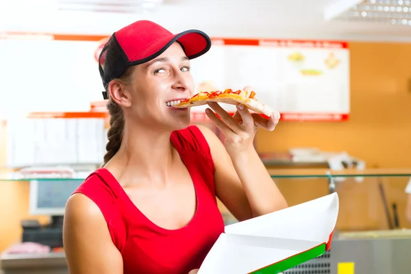 Donna mangiare una fetta di pizza — Foto Stock