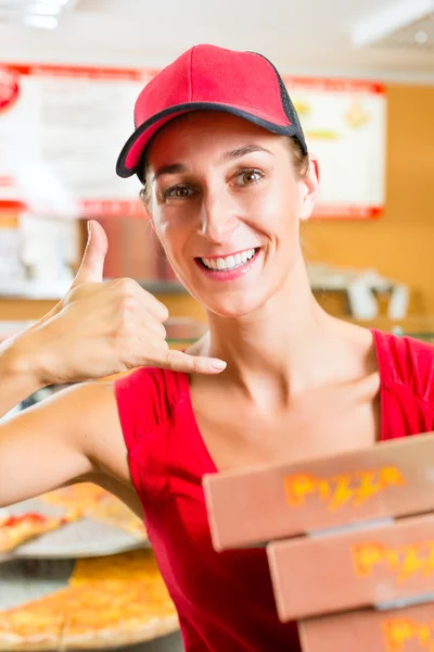 Leveringsservice - vrouw met pizzadozen — Stockfoto