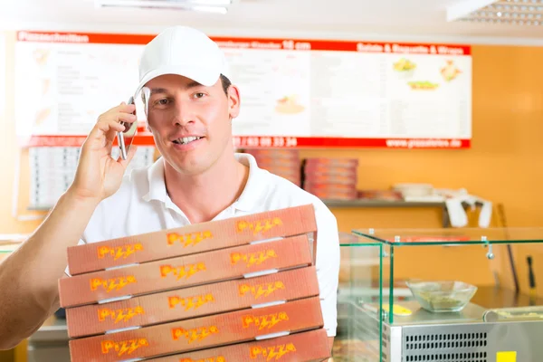 Servicio de entrega - hombre sosteniendo cajas de pizza — Foto de Stock