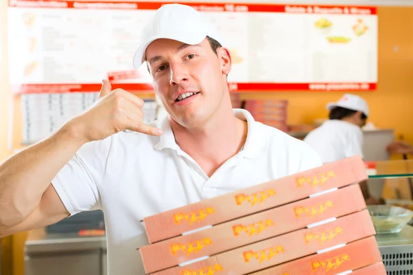 Serviço de entrega - homem segurando caixas de pizza — Fotografia de Stock