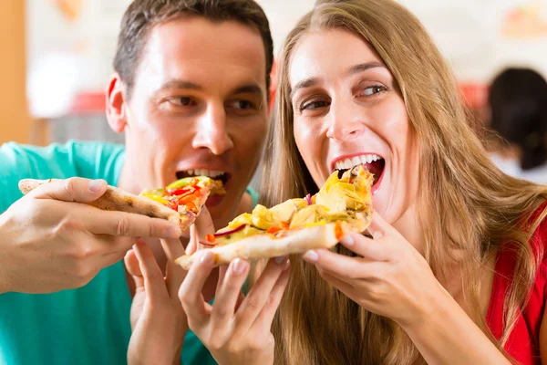 Mężczyzna i kobieta jedzenie pizzy — Zdjęcie stockowe