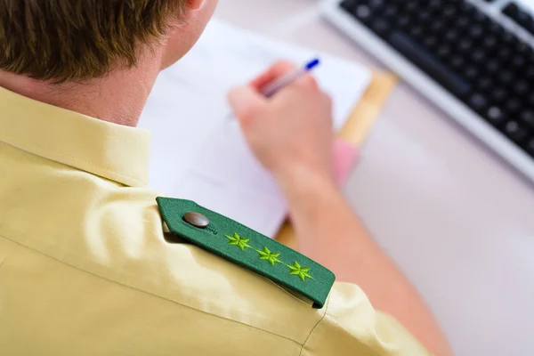 Politieagent werken op Bureau in station — Stockfoto