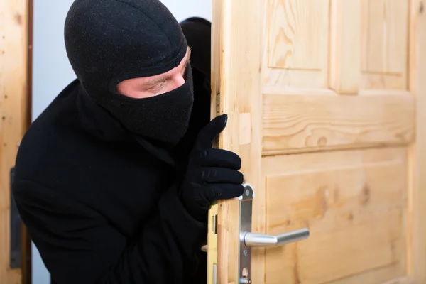 Crime de roubo - assaltante abrindo uma porta — Fotografia de Stock