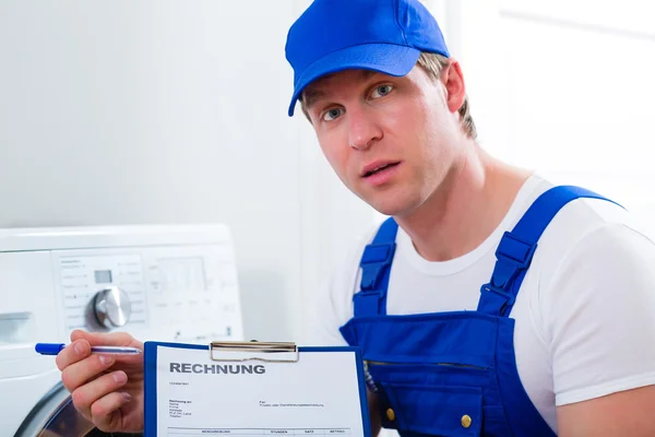 Handwerker oder Klempner mit überteuerter Rechnung — Stockfoto