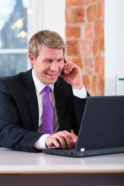 Lawyer in office sitting on the computer — Stock Photo, Image