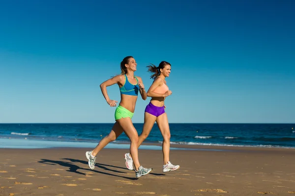 Deporte y Fitness - gente corriendo en la playa — Foto de Stock