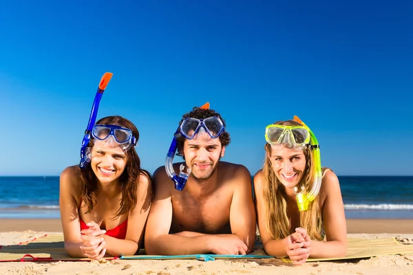 Amigos em férias de praia no verão — Fotografia de Stock