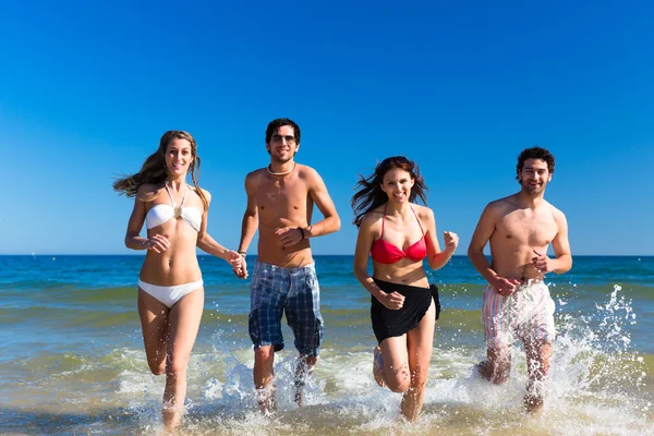 Przyjaciele na plaży wakacje w lato — Zdjęcie stockowe