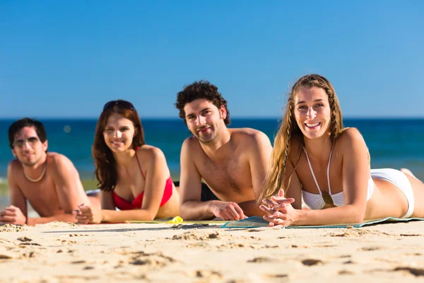 Amis en vacances à la plage en été — Photo