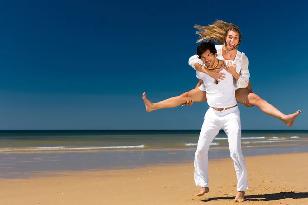 Pareja disfrutando de la libertad en la playa — Foto de Stock