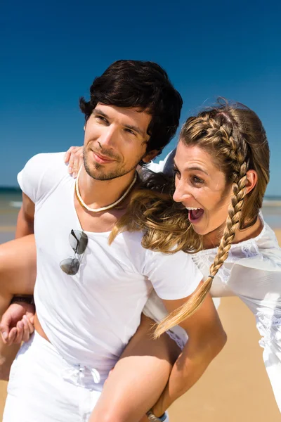 Casal desfrutando de liberdade na praia — Fotografia de Stock