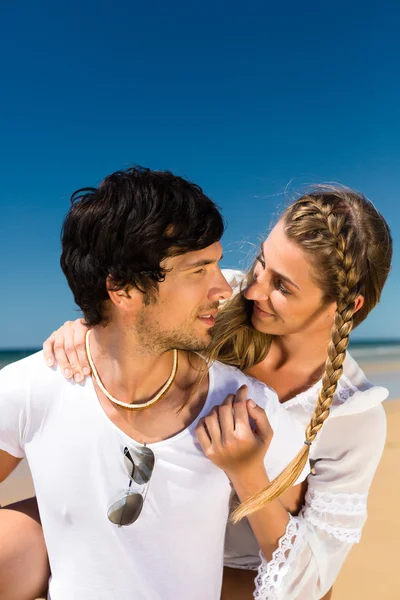 Пара наслаждается свободой на пляже — стоковое фото