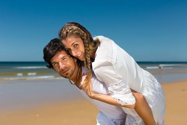 Pár na ocean beach, těší letní dovolenou — Stock fotografie