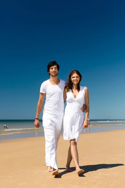 Couple jouissant de la liberté sur la plage — Photo