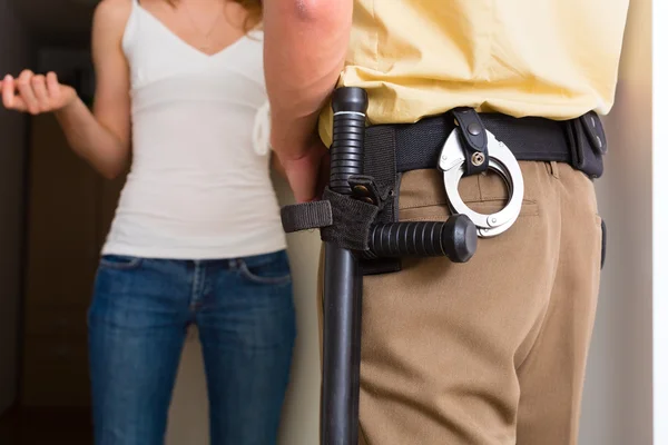 Police officer interrogation woman at front door — Stock Photo, Image