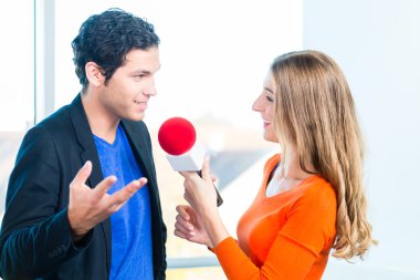 Radyo istasyonlarında ile röportaj radyo ev sahibi