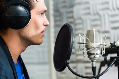 Erkek şarkıcı ya da müzisyen Studio kayıt için